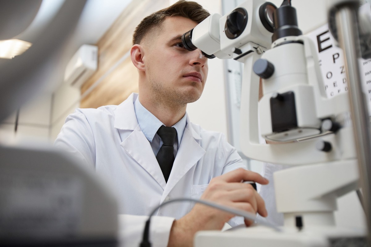 optometrist using vision test equpment